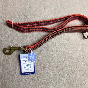 New Top Paw brand 4 Ft leash 
Red Striped